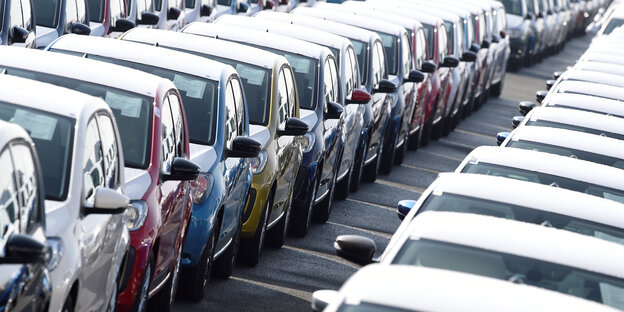Viele Autos stehen in einer Reihe hintereinander Viele Autos stehen in einer Reihe hintereinander