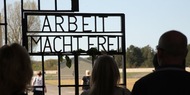 Das Tor zum KZ mit „Arbeit macht frei“