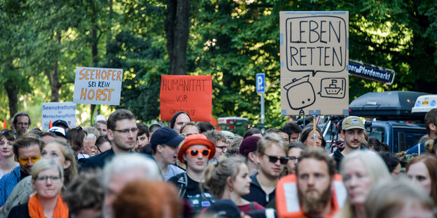 Menschen demonstrieren für die Seenotrettung von Flüchtlingen im Mittelmeer. Menschen demonstrieren für die Seenotrettung von Flüchtlingen im Mittelmeer.