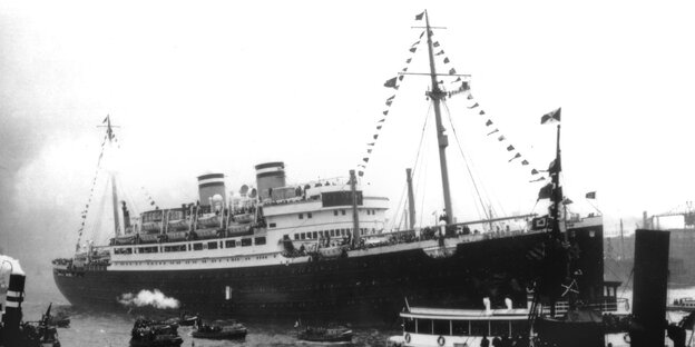 Das Flüchtlingsschiff "St. Louis" im Hafen von Havanna. Das Flüchtlingsschiff "St. Louis" im Hafen von Havanna.