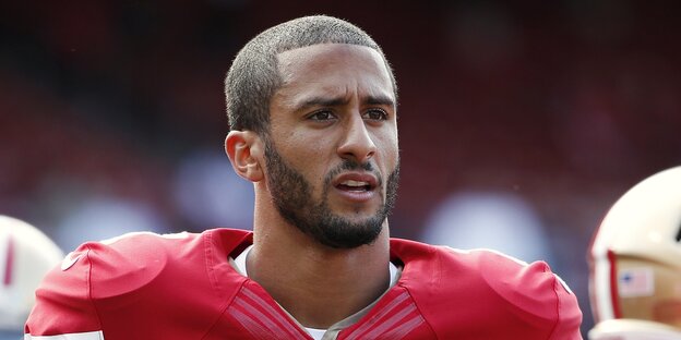 Colin Kaepernick vor einem Spiel in San Francisco 2013. Colin Kaepernick vor einem Spiel in San Francisco 2013.