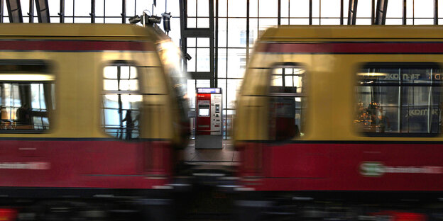 Zwei S-Bahnzüge in einem Bahnhof Zwei S-Bahnzüge in einem Bahnhof