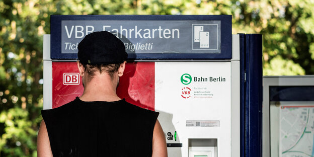 Ein Mann steht vor einem Fahrkartenautomat der Berliner S-Bahn Ein Mann steht vor einem Fahrkartenautomat der Berliner S-Bahn