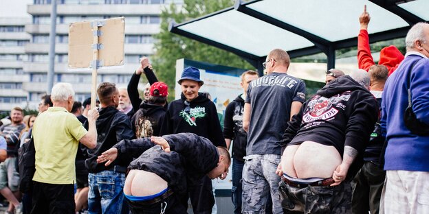 In Chemnitz entblößen mehrere Männer ihren Hintern In Chemnitz entblößen mehrere Männer ihren Hintern