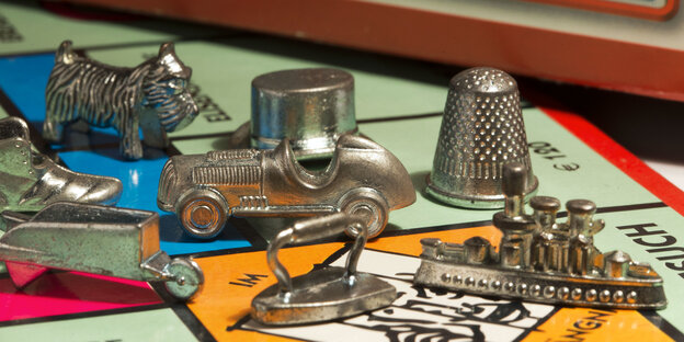 Monopoly-Spielfiguren auf dem Gefängnisfeld Monopoly-Spielfiguren auf dem Gefängnisfeld