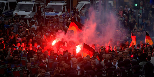 Viele Leute im Geflacker von Bengalos Viele Leute im Geflacker von Bengalos