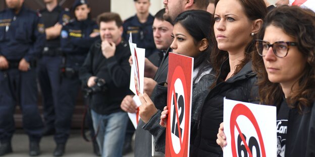 Demonstrantinnen, mit Schildern