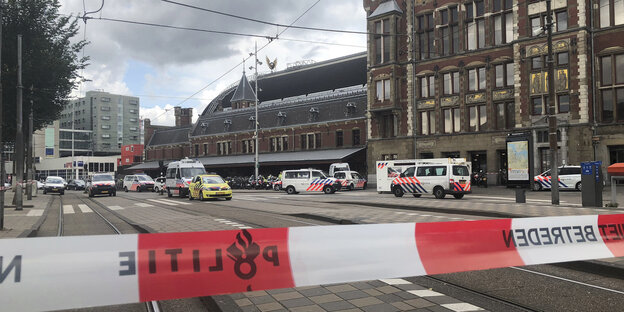 Ein Absperrband vor dem Bahnhof in Amsterdam Ein Absperrband vor dem Bahnhof in Amsterdam