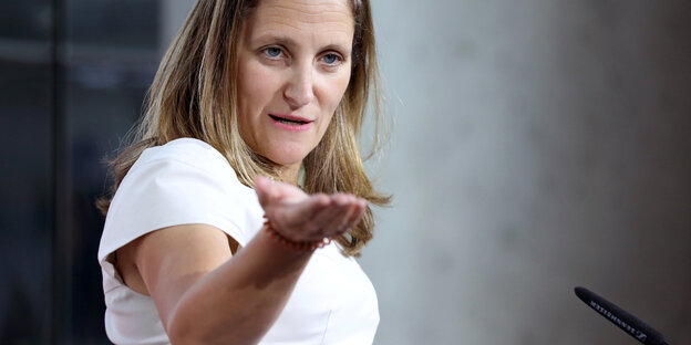 Chrystia Freeland gestikuliert