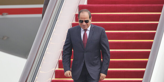 Abdel Fattah al-Sisi geht eine Treppe herab Abdel Fattah al-Sisi geht eine Treppe herab