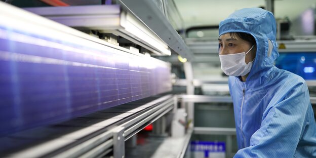Arbeiter in Solarmodulfabrik in China Arbeiter in Solarmodulfabrik in China