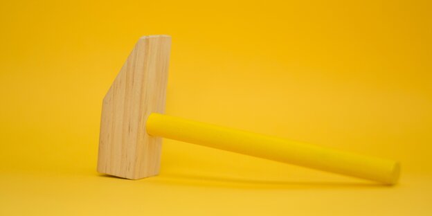 Ein gelber Holzammer vor gelbem Hintergrund Ein gelber Holzammer vor gelbem Hintergrund