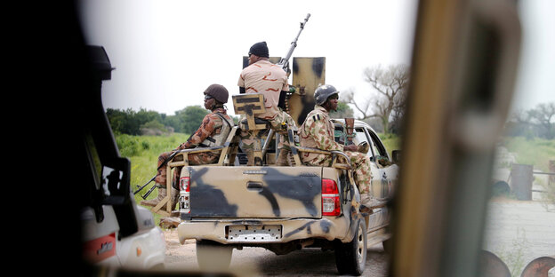 Ein Militärkonvoi in Nigeria Ein Militärkonvoi in Nigeria