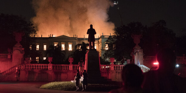 Ein altes Gebäude brennt vor dem nächtlichen Himmel, es ist das brasilianische Nationalmuseum Ein altes Gebäude brennt vor dem nächtlichen Himmel, es ist das brasilianische Nationalmuseum