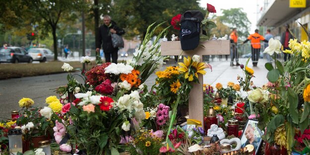In Chemnitz stehen Blumen und Kerzen an einem Kreuz In Chemnitz stehen Blumen und Kerzen an einem Kreuz