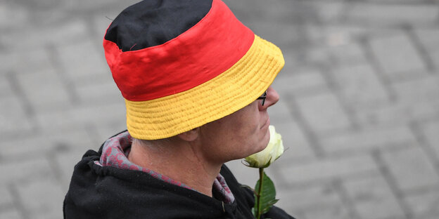 Ein Mann trägt einen Hut in Deutschlandfarben Ein Mann trägt einen Hut in Deutschlandfarben