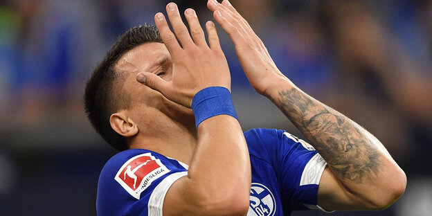 Schalkes Yevhen Konoplyanka hält die Hände vors Gesicht Schalkes Yevhen Konoplyanka hält die Hände vors Gesicht