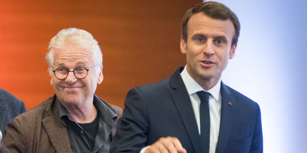 Daniel Cohn-Bendit lacht, daneben Emmanuel Macron Daniel Cohn-Bendit lacht, daneben Emmanuel Macron
