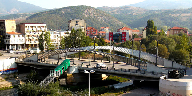 Blick auf die Stadt Mitrovica, die zwischen Serben und Kosovaren geteilt ist. Blick auf die Stadt Mitrovica, die zwischen Serben und Kosovaren geteilt ist.