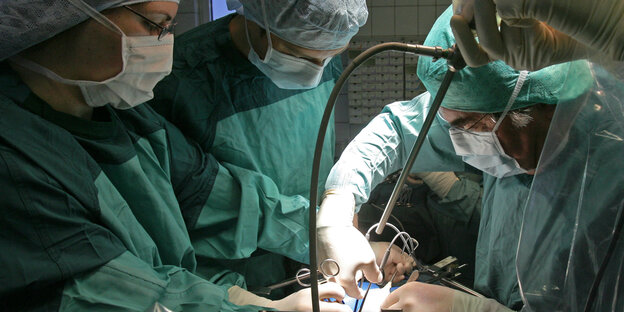 Bei einer Operation wird einem Spender eine Niere entnommen Bei einer Operation wird einem Spender eine Niere entnommen