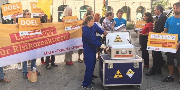 AktivistInnen übergeben Unterschriften an Rita Schwarzelühr-Sutter AktivistInnen übergeben Unterschriften an Rita Schwarzelühr-Sutter