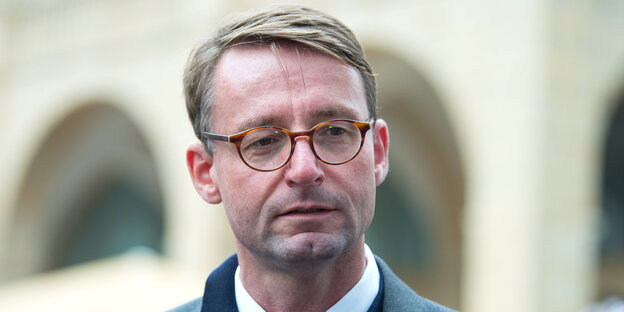 Roland Wöller vor einem Gebäude Roland Wöller vor einem Gebäude
