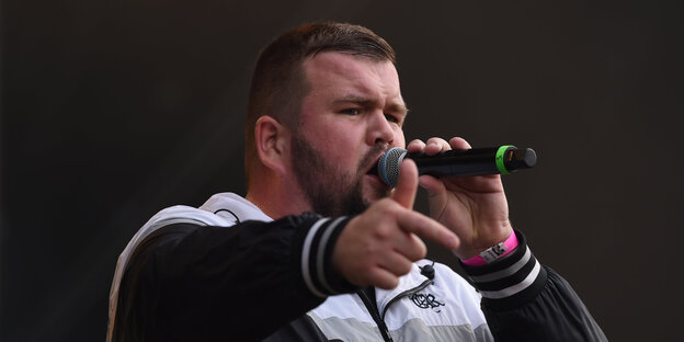 In Chemnitz singt der Sänger von Feine Sahne Fischfilet In Chemnitz singt der Sänger von Feine Sahne Fischfilet