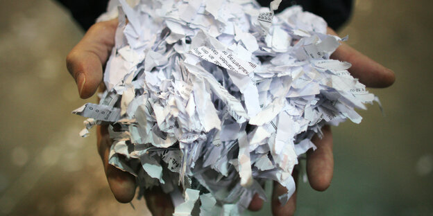 Die Papierschnipsel eines geschredderten Dokuments. Die Papierschnipsel eines geschredderten Dokuments.