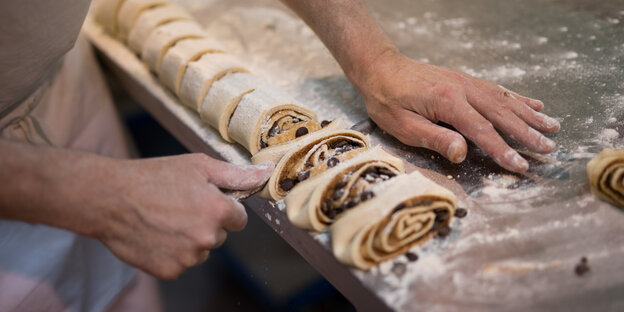 Ein Bäcker beim Backen. Ein Bäcker beim Backen.