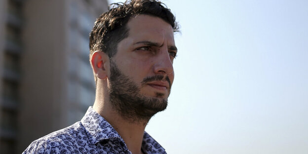 Veysel Ok guckt nach rechts in die Ferne Veysel Ok guckt nach rechts in die Ferne