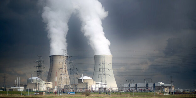 Dampf steigt aus den Kühltürmen eines Atomkraftwerks Dampf steigt aus den Kühltürmen eines Atomkraftwerks
