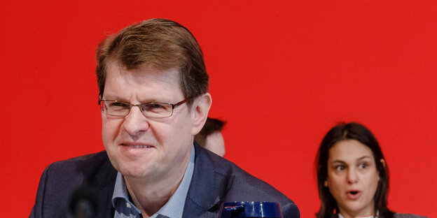 Ralf Stegner und Serpil Midyatli sitzen auf einem Podium. Ralf Stegner und Serpil Midyatli sitzen auf einem Podium.