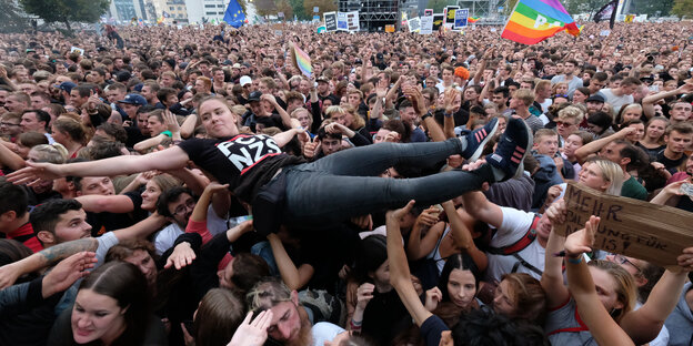 Zuschauer während des Konzerts unter dem Motto «#wirsindmehr» Zuschauer während des Konzerts unter dem Motto «#wirsindmehr»
