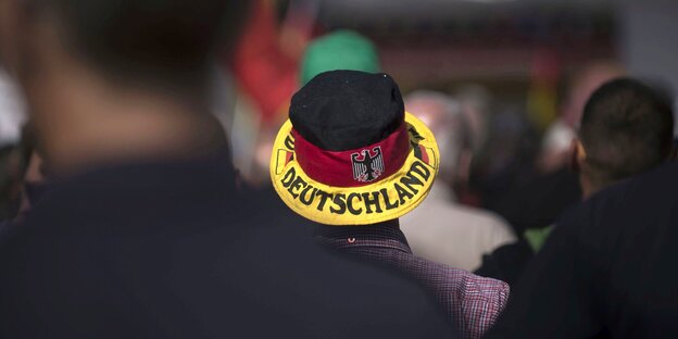 Ein Demonstrant mit Hut in Deutschlandfarben Ein Demonstrant mit Hut in Deutschlandfarben