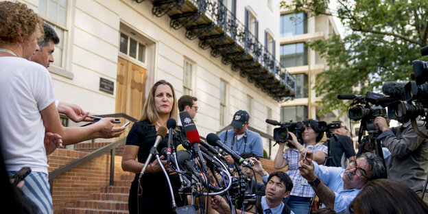 Chrystia Freeland, umringt von Journalisten Chrystia Freeland, umringt von Journalisten