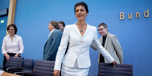 Wagenknecht und andere vor der blauen Wand der Bundespressekonferenz Wagenknecht und andere vor der blauen Wand der Bundespressekonferenz