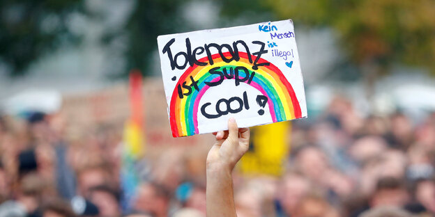 Auf dem #wirsindmehr-Konzert hält jemand ein Schild hoch mit der Aufschrift: "Toleranz ist supi cool. Kein Mensch ist illegal." Auf dem #wirsindmehr-Konzert hält jemand ein Schild hoch mit der Aufschrift: "Toleranz ist supi cool. Kein Mensch ist illegal."