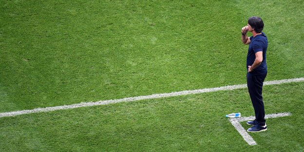 Jogi Löw steht auf dem Fußballplatz Jogi Löw steht auf dem Fußballplatz