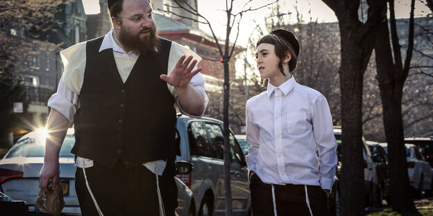 Filmszene "Menashe": Ein Mann und ein Junge auf einer Straße Filmszene "Menashe": Ein Mann und ein Junge auf einer Straße
