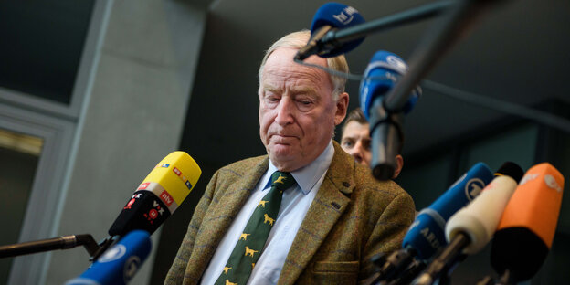 AfD-Fraktionsvorsitzender Alexander Gauland hinter Mikrofonen AfD-Fraktionsvorsitzender Alexander Gauland hinter Mikrofonen