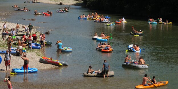 Viele Schlauchboote mit Menschen auf einem Fluss Viele Schlauchboote mit Menschen auf einem Fluss