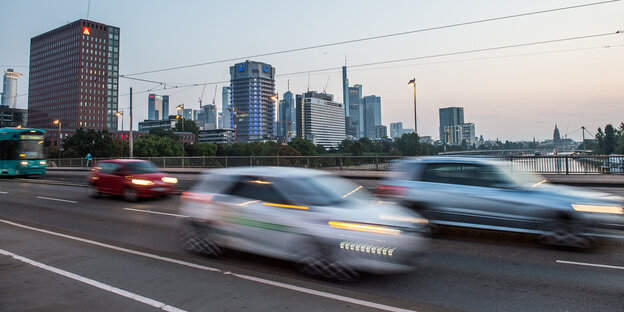 Pendler fahren mit ihren Autos über die Friedensbrücke in Frankfurt Pendler fahren mit ihren Autos über die Friedensbrücke in Frankfurt