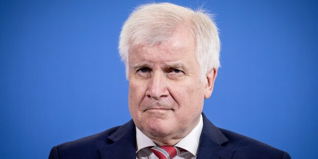 Ein Mann mit weißen Haaren schaut mit fragendem Blick. Es ist Horst Seehofer