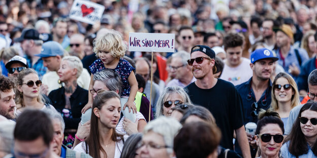 Kinder, Frauen und Männer mit bunten Schildern demonstrieren in Hamburg gegen Hetze und Hass Kinder, Frauen und Männer mit bunten Schildern demonstrieren in Hamburg gegen Hetze und Hass