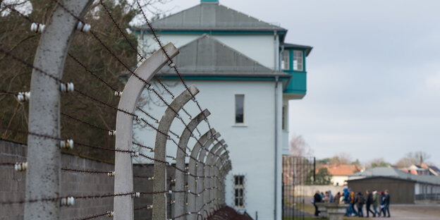 Ein Stacheldrahtzaun des ehemaligen Konzentrationslagers Sachsenhausen in Oranienburg Ein Stacheldrahtzaun des ehemaligen Konzentrationslagers Sachsenhausen in Oranienburg