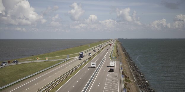 Eine Straße aufr einem Deich Eine Straße aufr einem Deich