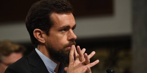 Twitter-Chef Jack Dorsey sitzt mit verschränkten Händen da, besorgtes Gesicht Twitter-Chef Jack Dorsey sitzt mit verschränkten Händen da, besorgtes Gesicht