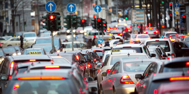 In Düsseldorf bildet sich auf der Straße ein langer Stau