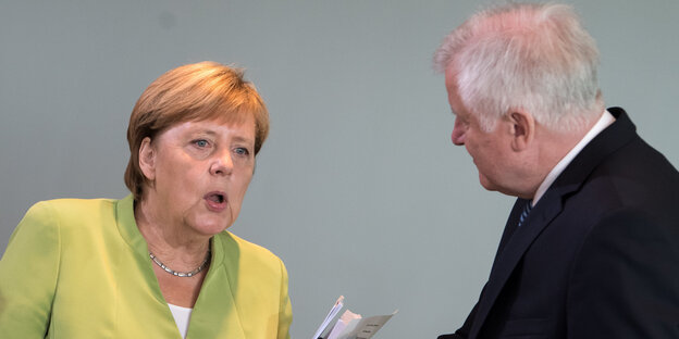 Angela Merkel und Horst Seehofer stehen sich während eines Gesprächs gegenüber Angela Merkel und Horst Seehofer stehen sich während eines Gesprächs gegenüber