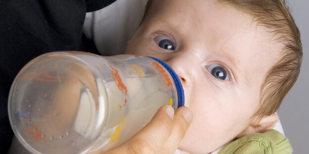 Ein Baby bekommt die Flasche